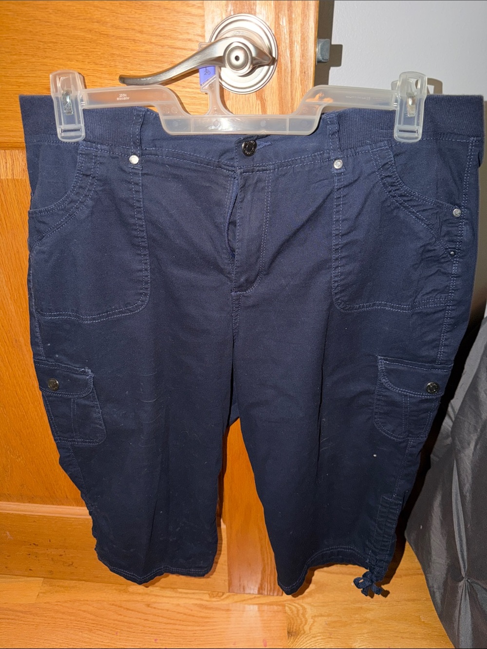 Gloria Vanderbilt Navy Capri Pants